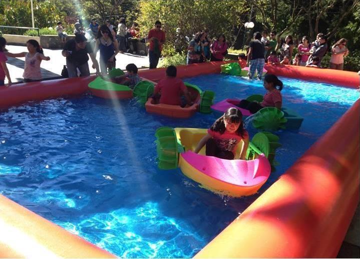 PISCINA INFLABLE CON BOTES CHOCADORES